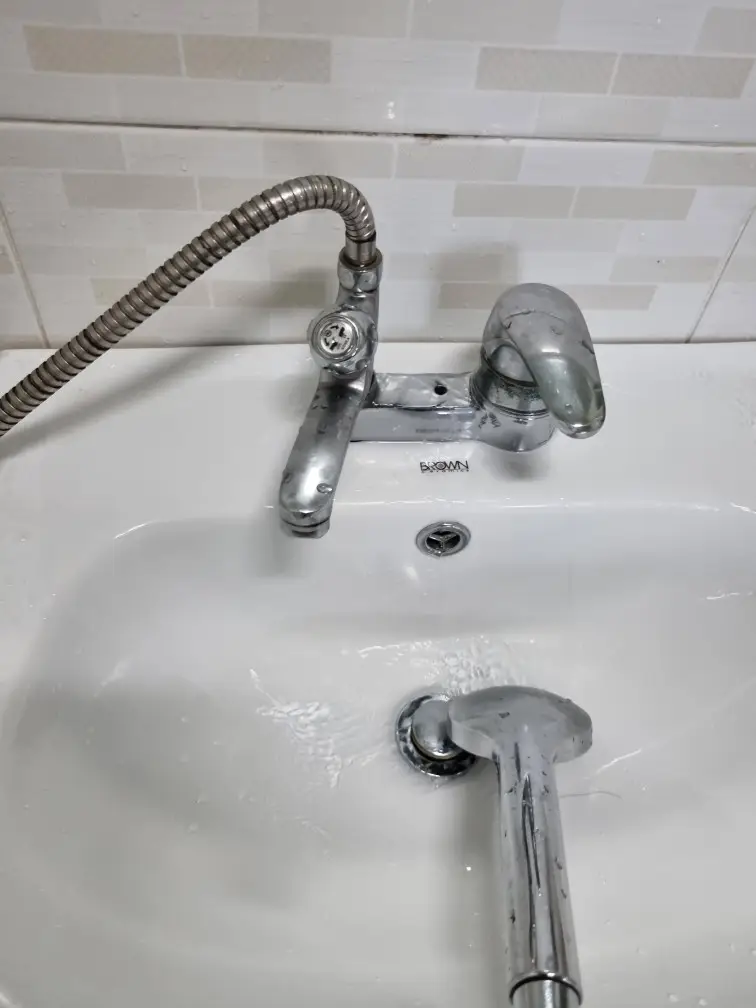 원룸 샤워 겸용 세면대 수전 교체로 새것 같은 생활 시설 완성